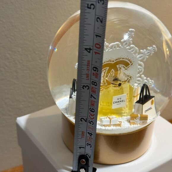 CHANEL SNOW GLOBE WITH BOX - Picture 4 of 9